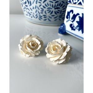 Vintage 🌹 Ivory Intricate Flower Clip on Earrings